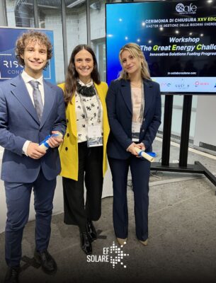 Persone sorridenti durante una premiazione