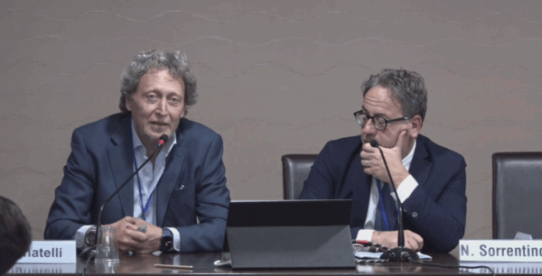 Speaker interviene durante una conferenza